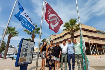 La alcaldesa Loreto Serrano y el concejal de Playas, Ángel Piedecausa, acompañados por otros miembros del equipo de gobierno