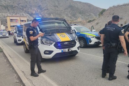 La Policía Local de Villajoyosa durante la intervención