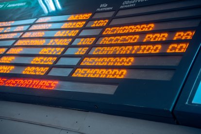 Un cartel con los trenes "demorados", en la estación de tren de Chamartín