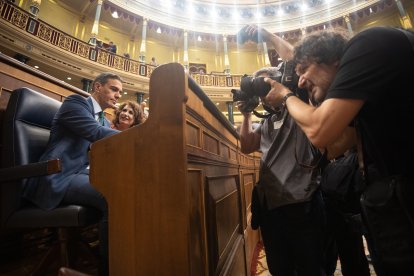 El presidente del Gobierno, Pedro Sánchez, y la vicepresidenta primera y ministra de Hacienda, María Jesús Montero, conversan a su llegada a una sesión extraordinaria en el Congreso de los Diputados, a 17 de julio de 2024, en Madrid (España). Pedro Sánchez presenta hoy las líneas fundamentales del Plan de Acción por la Democracia, también llamado plan de regeneración democrática. Se trata de un paquete de medidas que incluye cambios en la regulación de la publicidad institucional para limitar el dinero público que se destina a los medios de comunicación. Durante la sesión, también ha informado de las decisiones adoptadas por los líderes de los 27 en los Consejos Europeos que tuvieron lugar en los pasados 17 y 27 de junio.
17 JULIO 2024;MADRID;CONGRESO DE LOS DIPUTADOS;SESIÓN EXTRAORDINARIA;PLAN DE REGENERACIÓN DEMOCRÁTICA
Eduardo Parra / Europa Press
(Foto de ARCHIVO)
17/7/2024