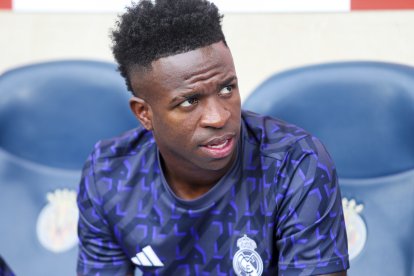 Vinicius, en el banquillo con el Real Madrid.