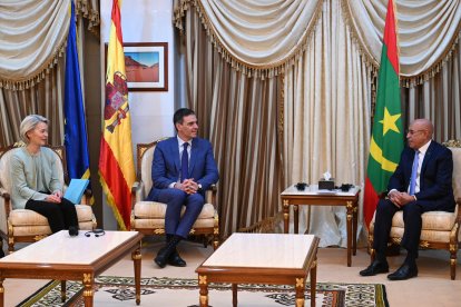 La presidenta de la Comisión Europea, Ursula Von der Leyen, el presidente del Gobierno, Pedro Sánchez, y el presidente de Mauritania, Mohamed Uld Ghazuani
POOL MONCLOA/ BORJA PUIG DE LA  BELLACASA
(Foto de ARCHIVO)
08/2/2024