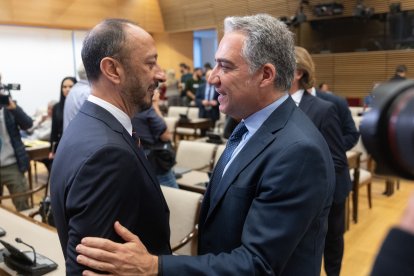 Alfonso Rodríguez Gómez de Celis y Elías Bendodo conversan durante la constitución de la Comisión de Investigación sobre el ‘caso Koldo’.