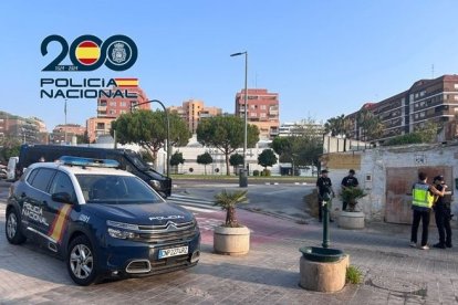 Agentes de la Policía Nacional en el barrio de Campanar