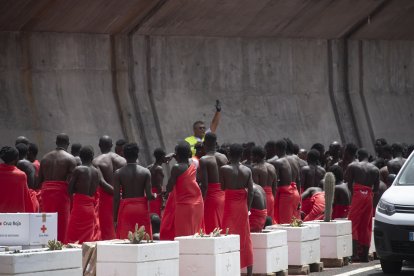 Migrantes procedentes de un nuevo cayuco desembarcan en el puerto de La Restinga, a 26 de agosto de 2024, en El Hierro.