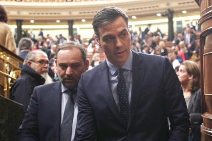 El por entonces ministro José Luis Ábalos junto al presidente del Gobierno, Pedro Sánchez (03/12/2019)