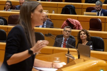 Félix Bolaños y María Jesús Montero escuchan la portavoz de Junts en el Congreso, Miriam Nogueras, durante un pleno.