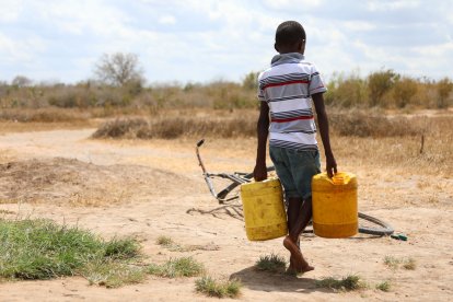 Un niño de África en busca de agua para su familia