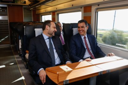 José Luis Ábalos y Pedro Sánchez viajan en AVE cuando el primero era todavía ministro de Transportes.