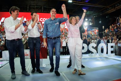 Pedro Sánchez alza el brazo de la por entonces candidata socialista a las elecciones europeas Teresa Ribera.