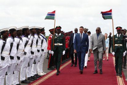 Pedro Sánchez es recibido por el presidente de Gambia, Adama Barrow durante su visita al país africano.