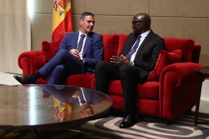 El presidente del Gobierno, Pedro Sánchez charla con el presidente de la República del Senegal, Bassirou Diomaye Faye.