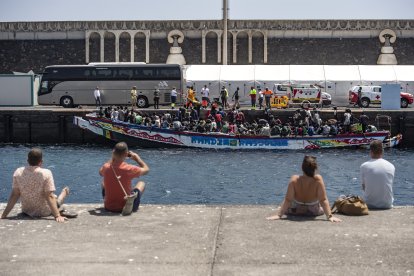 Llegada de un cayuco al puerto de La Restinga, a 28 de agosto de 2024, en El Hierro, Canarias.