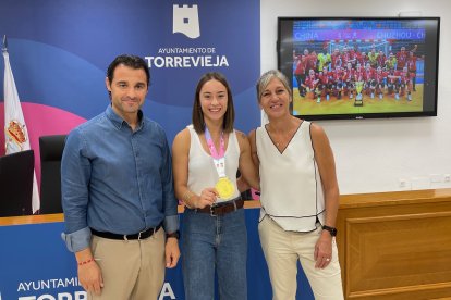 El alcalde de Torrevieja, Eduardo Dolón, y la concejal de Deportes, Diana Box, han recibido en la mañana de hoy a la joven jugadora torrevejense, Udane Bernabé Cobos.