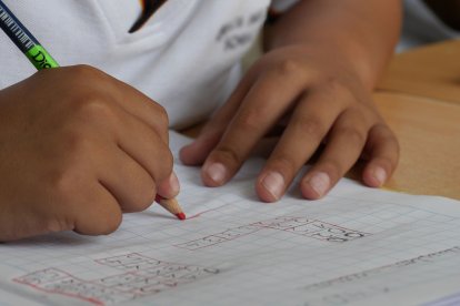 Niño haciendo actividades escolares