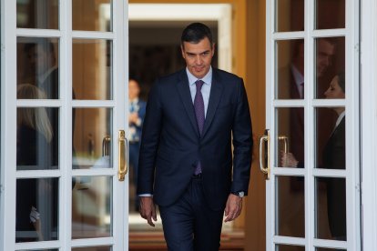 El presidente del Gobierno, Pedro Sánchez, en las puertas de La Moncloa.