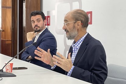 El secretario general del PSOE Aragón, Javier Lambán, y el secretario de Organización, Darío Villagrasa.