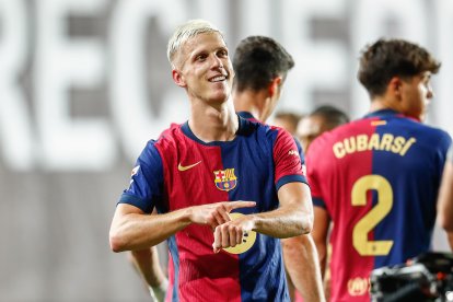 Dani Olmo celebra su primer gol con el Barcelona.