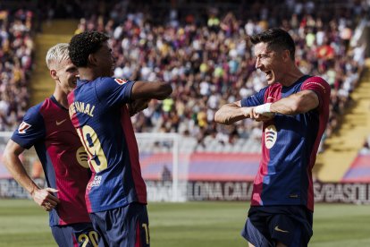 Lamine Yamal y Lewandowski celebran un gol del Barcelona.