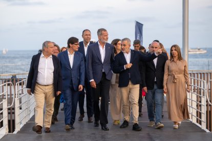 El Rey Felipe VI (4i); el ministro de Industria y Turismo, Jordi Hereu (1i); el presidente de la Generalitat, Salvador Illa (2i), y el alcalde de Barcelona, Jaume Collboni (5i) durante su visita el Nou Port Olímpic con motivo de su remodelación en el Moll del Gregal, a 29 de agosto de 2024, en Barcelona, Catalunya (España). El Port Olímpic de Barcelona fue construido en 1990 como sede de las competiciones de vela de los Juegos Olímpicos de 1992. Desde abril de 2020, el Ayuntamiento de Barcelona, comienza la transformación del Port Olímpic con el horizonte de la Copa América de Vela. Coincidiendo con la celebración de este importante acontecimiento en 2024 se pusieron en marcha las obras para hacer del Port un nuevo nexo de la cotidianidad de la ciudad y del mar.
Lorena Sopêna / Europa Press
29/8/2024