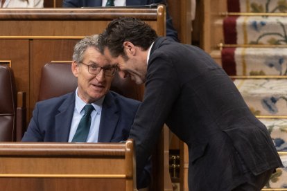 El presidente del PP, Alberto Núñez Feijóo y el portavoz del partido, Borja Sémper, charlan durante una sesión en el Congreso.