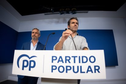 El vicesecretario de Economía del PP, Juan Bravo (i), y el portavoz Borja Sémper durante la rueda de prensa de este lunes.