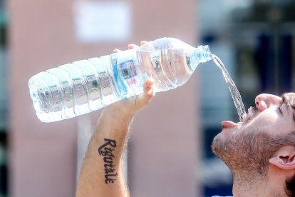 Un joven bebe agua