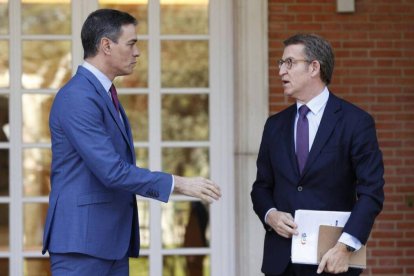 Pedro Sánchez junto a Núñez Feijóo