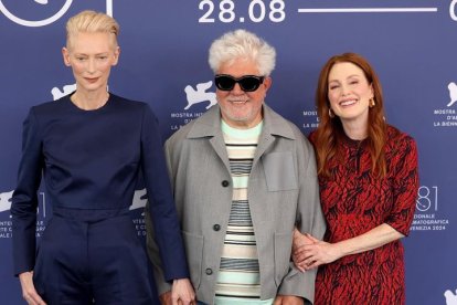 Tilda Swinton, Pedro Almodóvar y Julianne Moore, en Venecia.