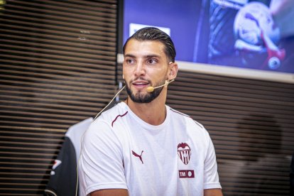 Rafa Mir, en su presentación como jugador del Valencia.