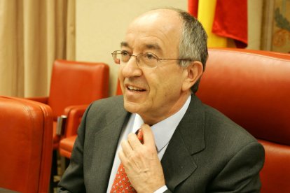 Miguel Ángel Fernández Ordóñez, ex gobernador del Banco de España (2007)

José Oliva / Europa Press
(Foto de ARCHIVO)
24/4/2007