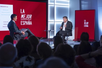 Conversación entre Pedro Sánchez y José Luis Escrivá

El secretario general y presidente del Gobierno, Pedro Sánchez, inicia la primera de las conversaciones bajo el título "De trabajo con..." con el ministro de Inclusión, Seguridad Social y Migraciones, José Luis Escrivá.

Foto: Eva Ercolanese / PSOE