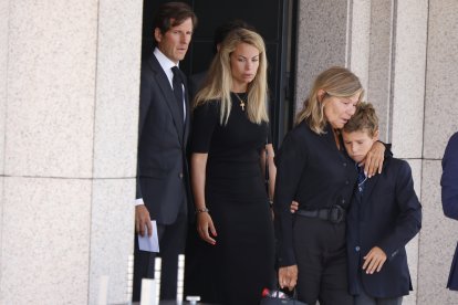 Cari Lapique, Carla Goyanes y Jorge Benguria con su hijo Carlos Benguria en el funeral de Caritina Goyanes, en Madrid el 28 de agosto.