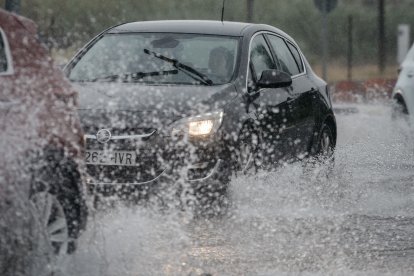 Un coche circula bajo la lluvia, a 2 de septiembre de 2023 (Archivo)