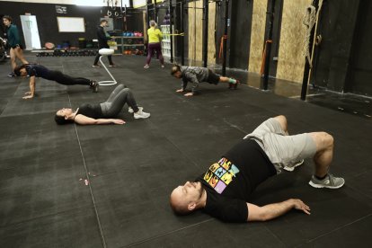 Varias personas realizan ejercicio en un gimnasio.