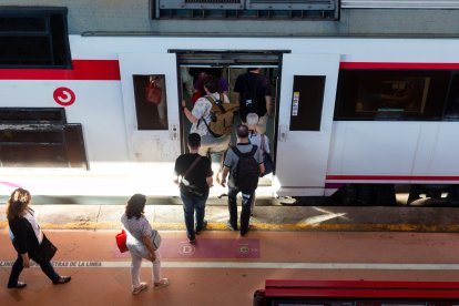 Varias personas a su entrada en un vagón de tren