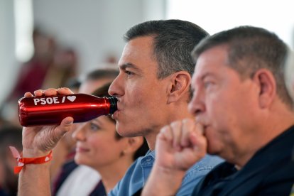 Pedro Sánchez junto a Emiliano García-Page en un acto de campaña del PSOE de Castilla-La Mancha.