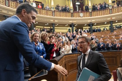 El presidente del Gobierno, Pedro Sánchez, saluda al presidente del PP, Alberto Núñez Feijóo, tras ser investido.