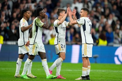 Los jugadores del Real Madrid celebran un gol.