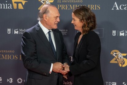 Pedro Piqueras y María Casado asisten a la ceremonia de entrega de los Premios Iris.