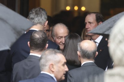 Juan Carlos I, Felipe VI y Letizia Ortiz en el funeral de Fernando Gomez Acebo en Madrid, el pasado abril.