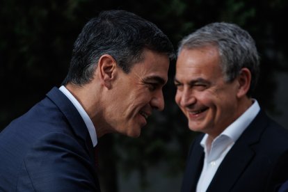 El presidente del Gobierno, Pedro Sánchez, junto al expresidente José Luis Rodríguez Zapatero.