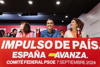 La presidenta del PSOE, Cristina Narbona, el presidente del Gobierno, Pedro Sánchez, y la vicepresidenta primera del Gobierno y ministra de Hacienda, María Jesús Montero.