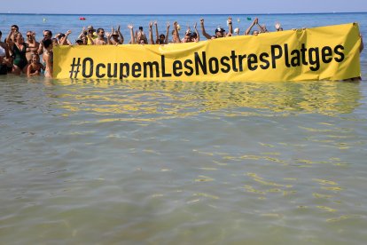 (Foto de ARCHIVO)
11 August 2024, Spain, El Arenal: People hold a banner reading 