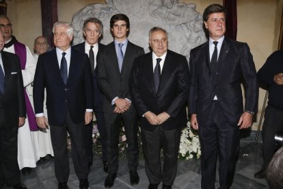 El Duque de Alba Carlos Fitz James Stuart, Alfonso Díez, Carlos Fitz James Stuart Solís , Fernando y Cayetano Martínez de Irujo durante el 3 Aniversario de la muerte de la Duquesa de Alba en la Iglesia de Los Gitanos en Sevilla.
20/11/2017