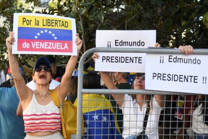 Decenas de personas durante una concentración frente al Congreso de los Diputados para reivindicar a Edmundo González presidente electo de Venezuela.