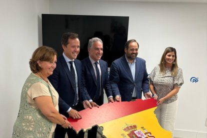 El vicesecretario de Coordinación Autonómica del PP. Elías Bendodo, interviene junto al presidente del PP de Castilla-La Mancha, Paco Núñez, en la presentación de la moción sobre igualdad en la financiación que va a proponer el PP e.