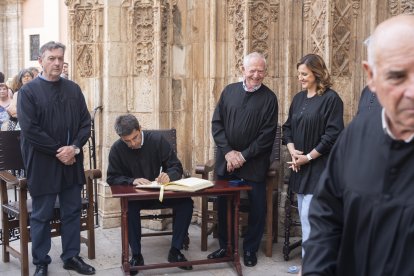 El president de la Generalitat, Carlos Mazón, el presidente del Tribunal de las Aguas, Francisco Almenar Cubells, y la alcaldesa de Valencia, María José Catalá