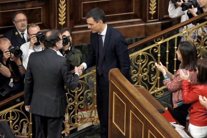 Mariano Rajoy saluda a Pedro Sánchez tras ser este elegido nuevo presidente del Gobierno después de la moción de censura contra el popular.