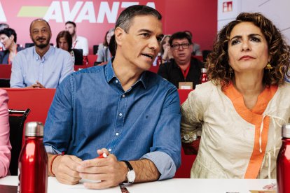 El secretario general del PSOE y presidente del Gobierno, Pedro Sánchez, y la vicepresidenta y ministra de Hacienda, María Jesús Montero.